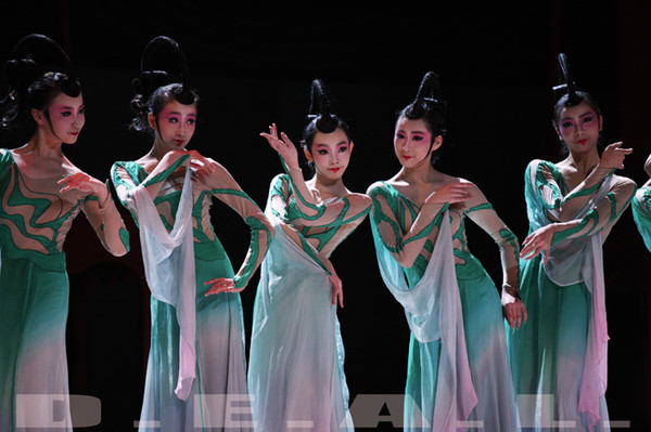 《粉墨》之一 北京舞蹈学院古典舞系 (d.e.a.l.