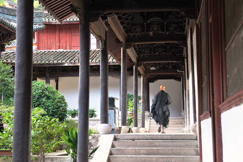 天台山国清寺,身着一袭青衣的僧人踏着轻盈的步伐迈入寺院深处.