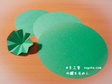 色纸剪成4-5个不同的圆形,6cm.8.5cm,11cm,13cm.