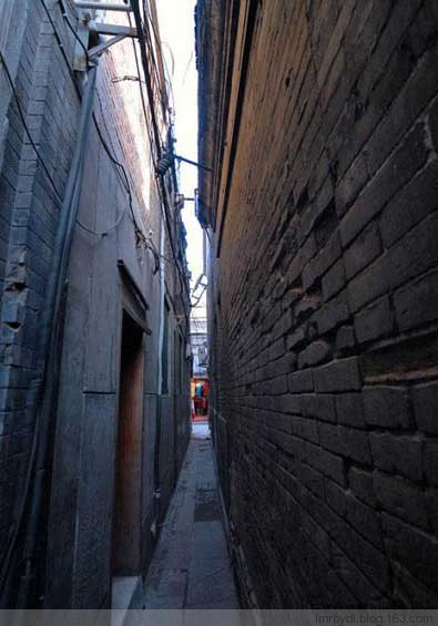 北京最窄的胡同--钱市胡同,街长55米,宽0.7米,街内南北共有九组建筑.