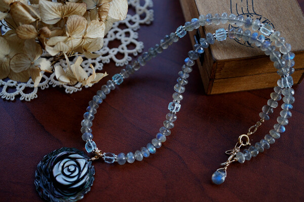 SIUA海王星系列深海黑贝与拉长石造型项链