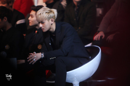 #黄子韬# 为什么喜欢他 因为他会发光…-堆