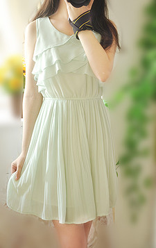 look 1:暖黄色碎花连衣裙  搭配看点:暖黄色碎花连衣裙十分的唯美