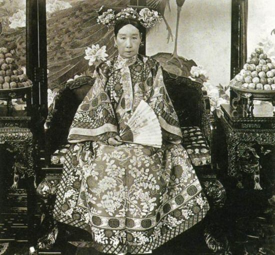 孝钦显皇后(1835年—1908年),叶赫那拉氏,满洲镶蓝旗人(后抬入镶黄旗)