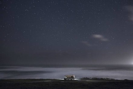 这样纯澈清晰的夜晚和星空,还有小小闪着微光的车子,让这空阔的孤独