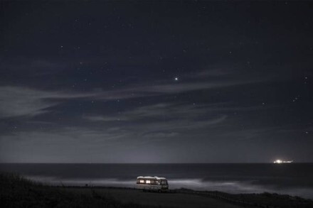 夜晚和星空,还有小小闪着微光的车子,让这空阔的孤独变成一种宁静享受