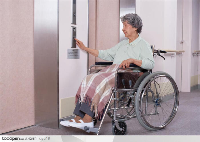 老年人生活-坐电梯的老奶奶摄影背景桌面壁纸图片素材