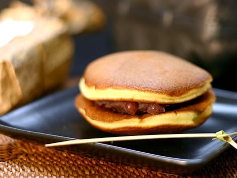 铜锣烧(日语:どら焼き,ドラ焼き,铜锣焼き) 机器猫的最爱