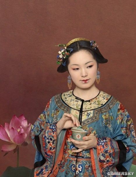 受到满人审美的影响,汉人女子在服饰发型上有着重大的改变.