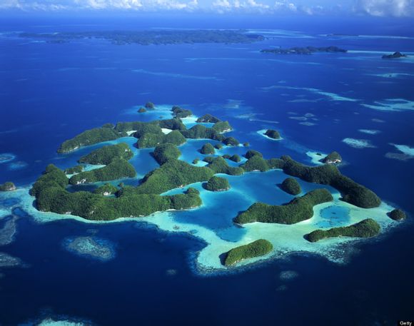 帕劳 位于西太平洋的帕劳群岛由火山岩,石灰岩岛组成,是初级潜水员