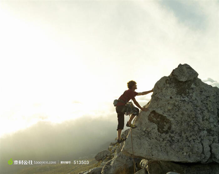 徒手攀登山峰的男人高清桌面图片素材