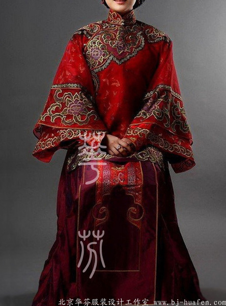 手工刺绣民国旗袍 中式新娘嫁衣:很大气 但是颜色略暗