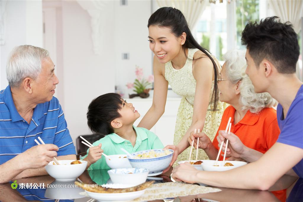 在饭桌上吃饭的一家人特写摄影高清图片