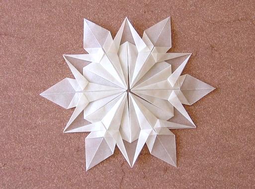 通过手工折纸的方式制作出来的折纸雪花在样式上看起来又美又具有立体