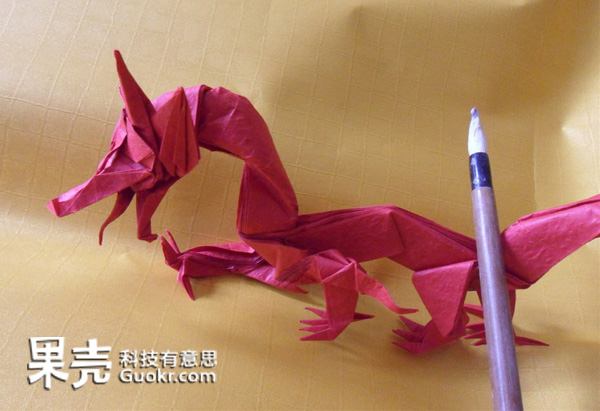 谁说折纸作品都是华而不实,这条龙不仅摆着喜庆,还能当笔架呢