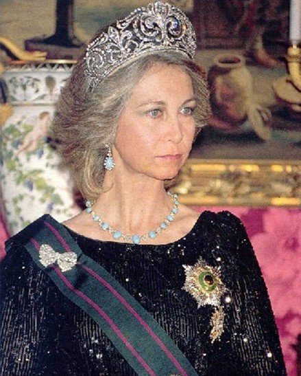 西班牙:百合花王冠 王后在重要场合佩戴。-堆糖