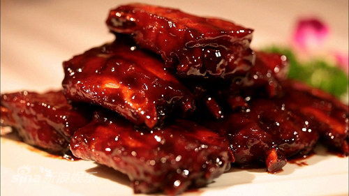 第六集 五味的调和 【无锡酱排骨】原料:肋排骨; 配料:洋葱,西兰花,姜