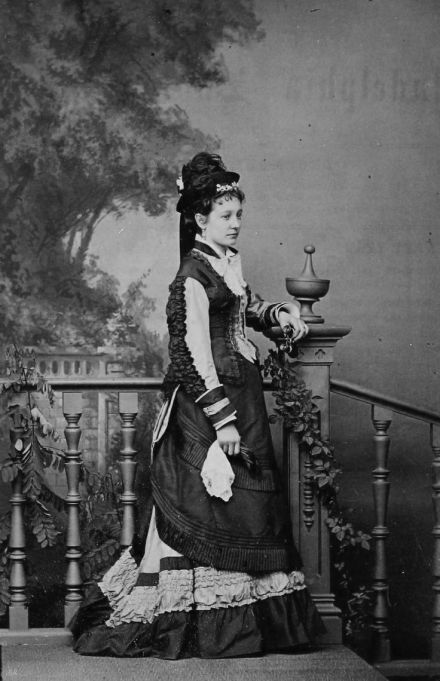 维多利亚时代的淑女们漂亮的裙裙,资料照片时间跨度约1855-1910