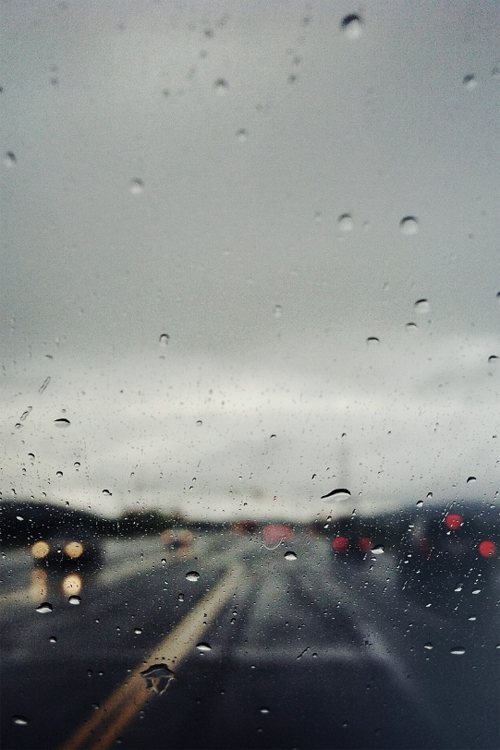 玻璃上的雨水,天空在哭泣 雨水 摄影