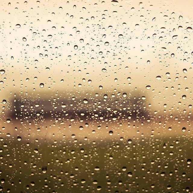 窗上的雨水,天空在哭泣 雨水 摄影