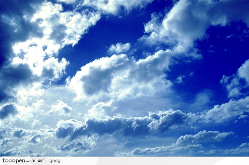 深蓝色天空白云
