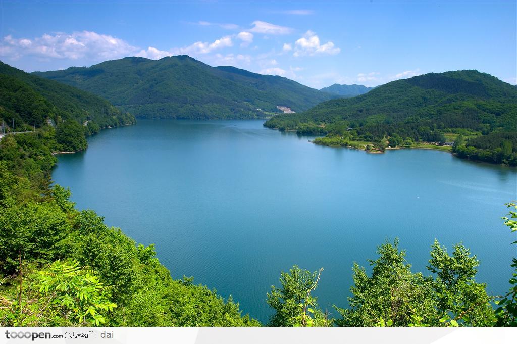 自然景致-蔚蓝的湖水高清摄影桌面壁纸图片素材