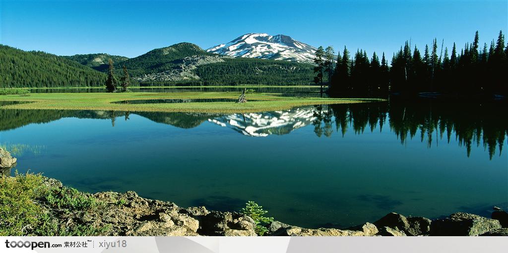 漂亮山景-山脚下漂亮的湖水高清摄影图片素材