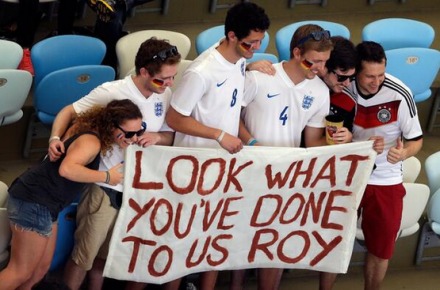 英格兰球迷也去现场支持德国队了…还打…-堆