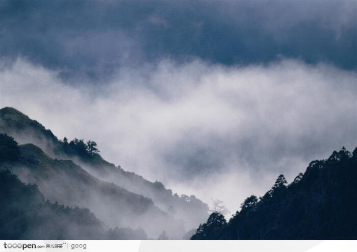浓雾遮蔽的山脉