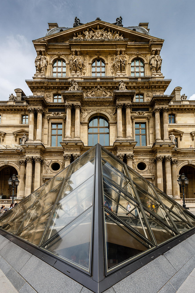 卢浮宫博物馆前的玻璃金字塔法国巴黎