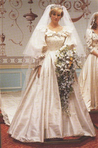王室的婚纱,不能在款式廓型上博人眼球,只能在工艺,面料上做文章.