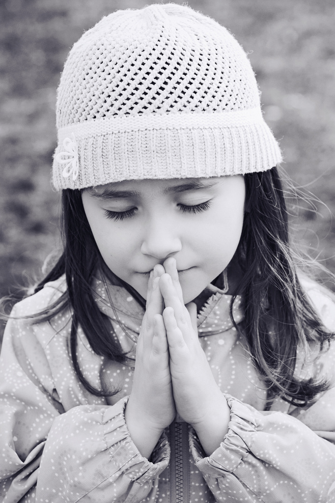 little girl praying 正在祈祷的小女孩