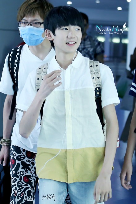 王源 140725重庆江北机场 回家后的小少年真的超级开心呢@tfboys