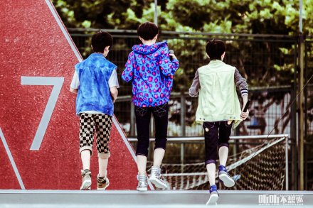 tfboys# #陪tfboys长大# 喜欢你们的背影,喜欢那一致的步调,喜欢这种