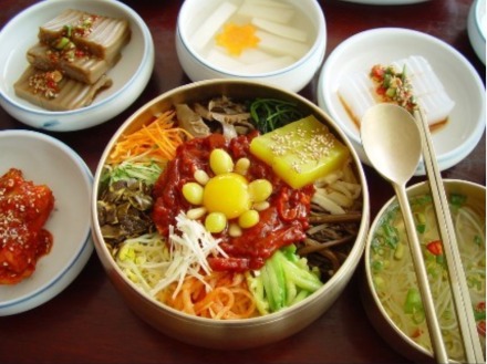 在韩国无论是专业的拌饭店还是一般家庭随意的拌饭都要比想象中好吃