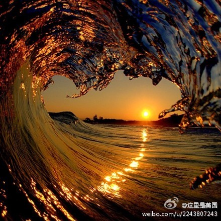 穿梭于巨浪之中,用镜头捕捉到了一张张海浪最美的瞬间