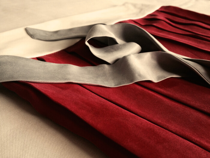 是开箱验取石榴裙,倒是血色罗裙翻酒污。眩