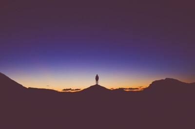 广袤天地间,一个人影孤独的站立在悬崖边,他在思考着些什么,无人知晓