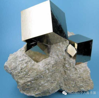 黄铁矿天然形成的完美立方体