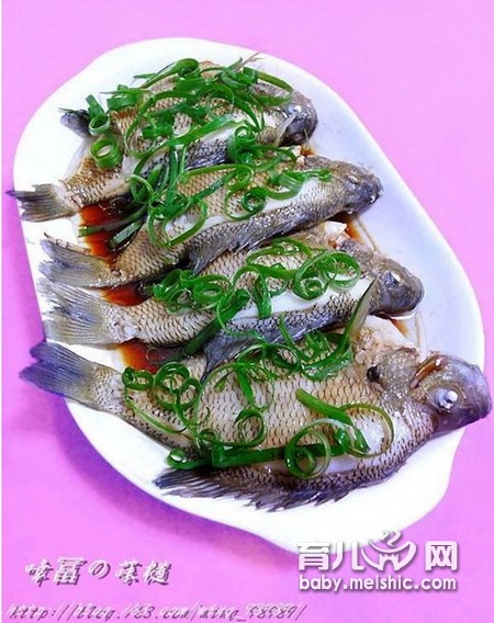 清蒸太阳鱼 材料:太阳鱼、姜丝、葱段。 调…-