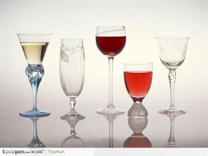 五个形状各异的酒杯