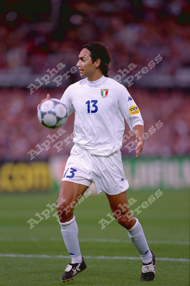 内斯塔(alessandro nesta)2000年7月2日欧洲杯决赛,意大利v法国