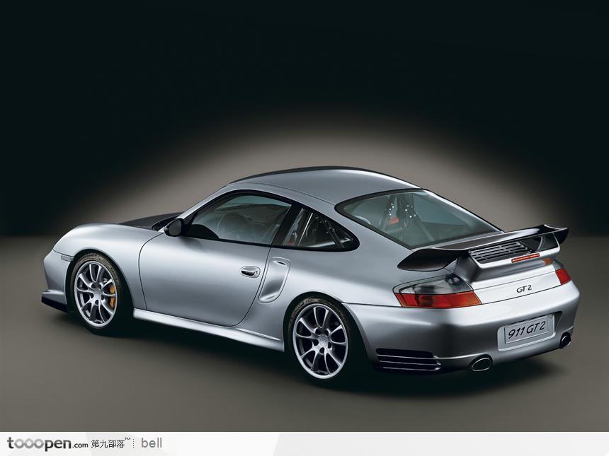 银色保时捷 911 gt2