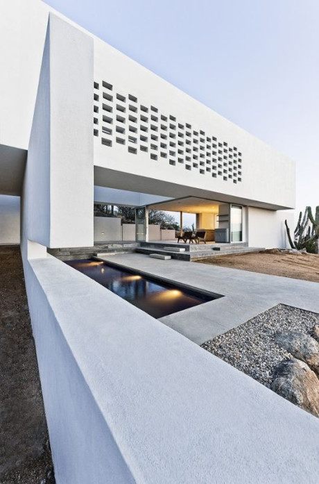 墨西哥,zacatitos 04住宅 该项目是现代主义建筑在极端沙漠环境中的