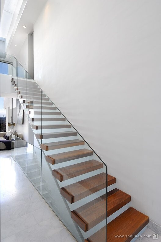 2013现代风格别墅时尚实木楼梯玻璃扶手装修效果图片