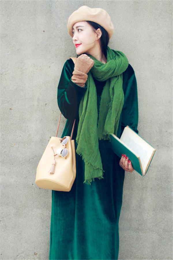 绿色绒面半裙加上绿色围巾,秋日里的文艺少…