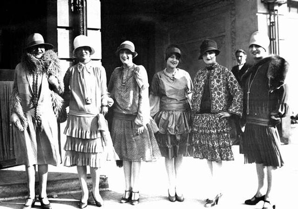 这种样式的服装在1920年可是最新潮最前卫的,是超越那个时代的服装.