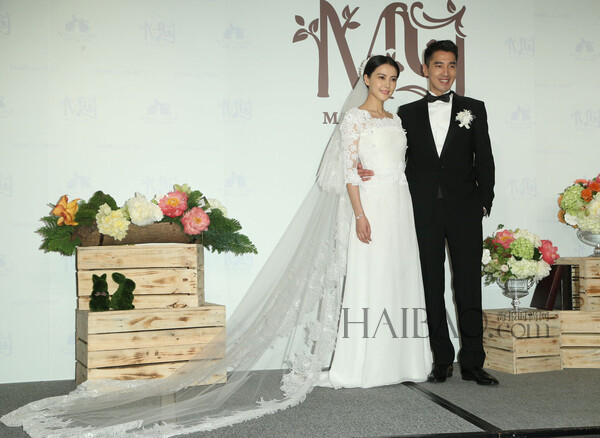 高圆圆,赵又廷亮相婚宴记者会