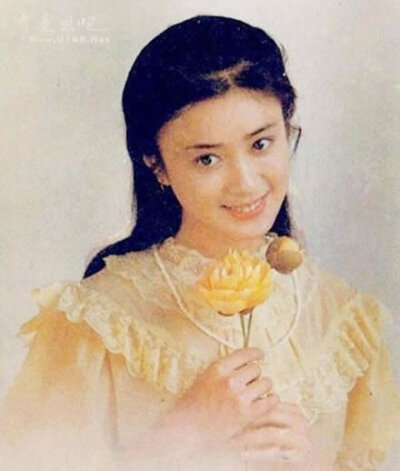 1990年,傅艺伟凭借《封神榜》中的苏妲己一角红遍大江南北,之后又拍摄