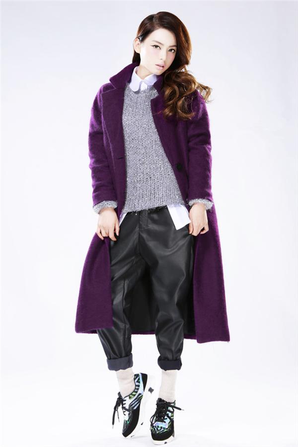 紫色外套搭配灰色内搭和阔腿裤,十分率性.